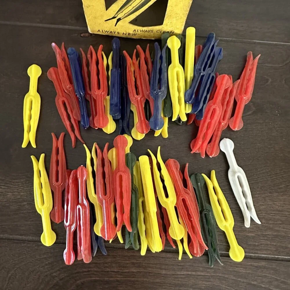 Vintage Bulldog Clothes Laundry Pins Hard Plastic 49 Pcs 1950s Assorted Colors - Picture 11 of 12